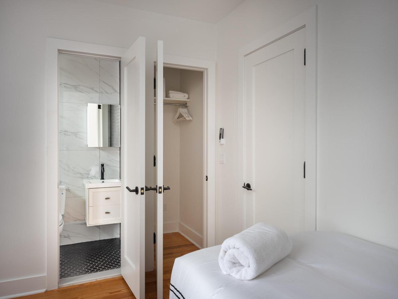 Three Bedroom Brooklynite Suite! New York Bagian luar foto